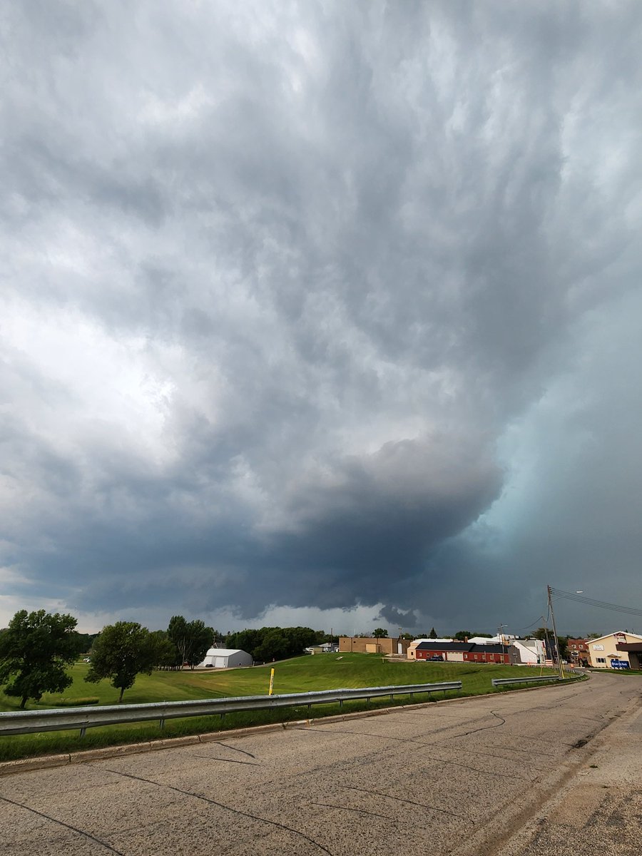Angry storm approaching Mayville, ND <a href="/NWSGrandForks/">NWS Grand Forks</a> #ndwx
