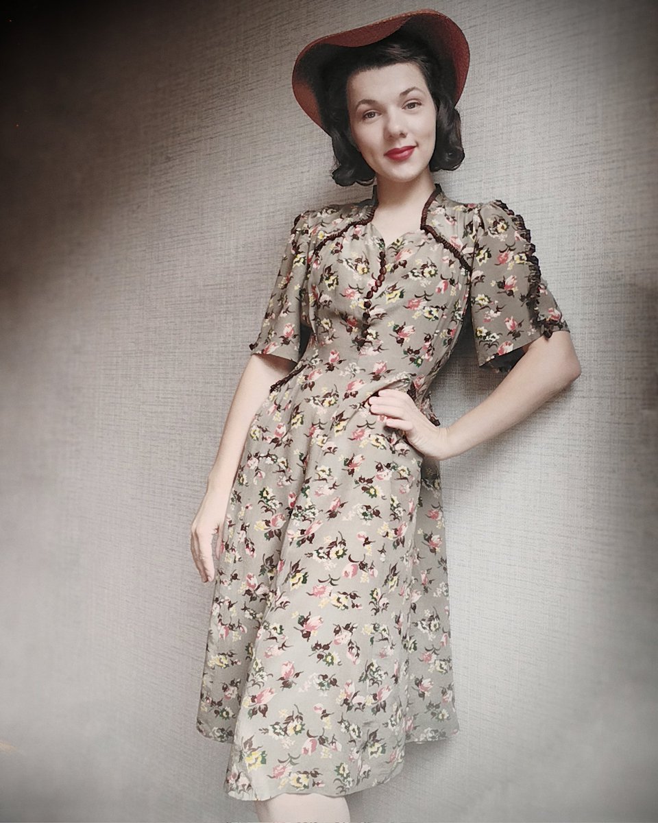 Gn friends
I got my new sweet piece of 1940s clothes. This dress. It was love from first sight
Why there is no more such a detailed day dresses with such a sophisticated cut? Now we wear something "non-rectangular" mostly for special cases