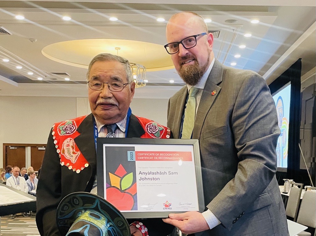 CTFFCE's tweet photo. We celebrate Anyàłashâsh Sam Johnston for his contributions to public education in 🇨🇦 with @CTFFCE’s Indigenous Elder Recognition. 
Learn about Anyàłashâsh’s contributions⬇️
https://t.co/RxKWWFLp0c
@WeAreJohnson #AGM2023AGA https://t.co/BhZgE0qL6a