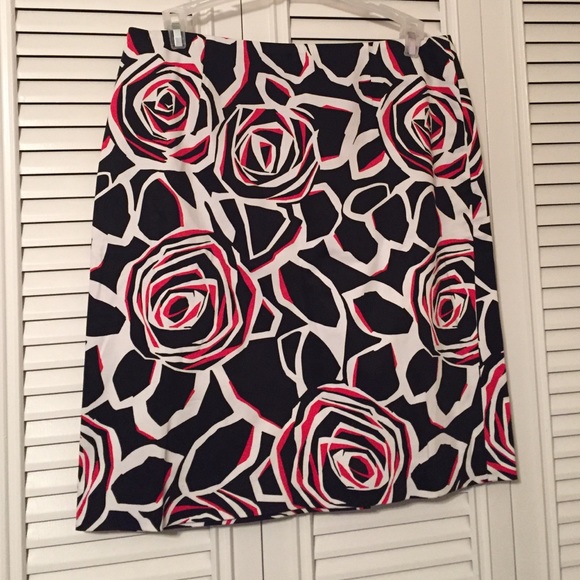 cpointer88's tweet photo. So good I had to share! Check out all the items I'm loving on @Poshmarkapp from @Cristinaqoffic1 #poshmark #fashion #style #shopmycloset #foreverlink #joneswear: https://t.co/txr0dHOY2Z https://t.co/DYDQVfccja