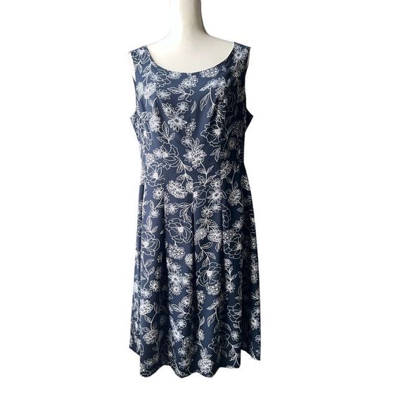 MyMomsBasement's tweet photo. So good I had to share! Check out all the items I'm loving on @Poshmarkapp #poshmark #fashion #style #shopmycloset #jonesnewyork #jambu #nuyben: https://t.co/NpxGDps1wx https://t.co/Ene1jyVUMJ
