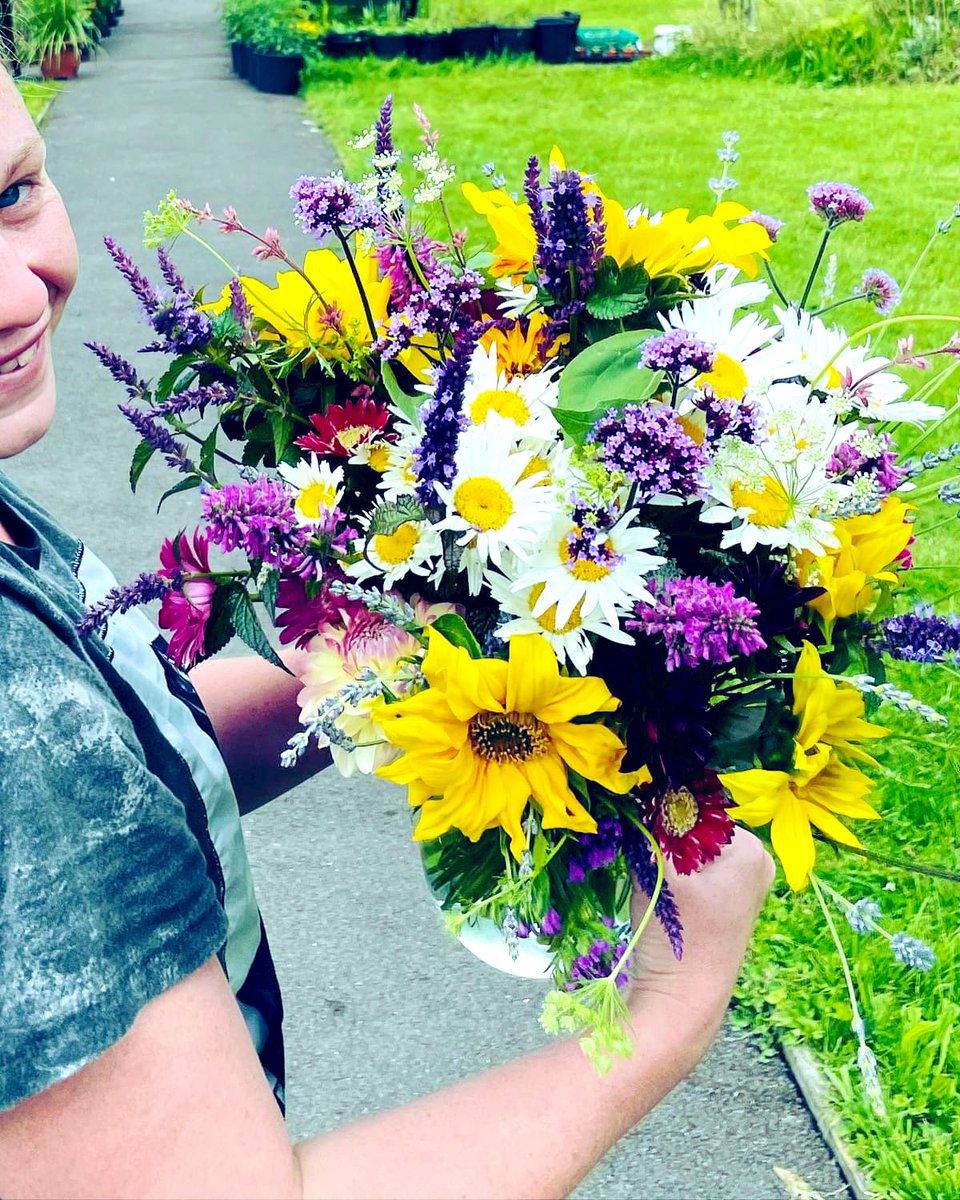 Beautiful afternoon at #GROWE with @HalehMoravej and Aliyah learning about preserving food and the power of fermentation for gut and brain health Jess created a beautiful bouquet from the cut flower garden 💐 @YHOldham @StirToAction @OldhamCouncil @LankellyChase @SupportSawn