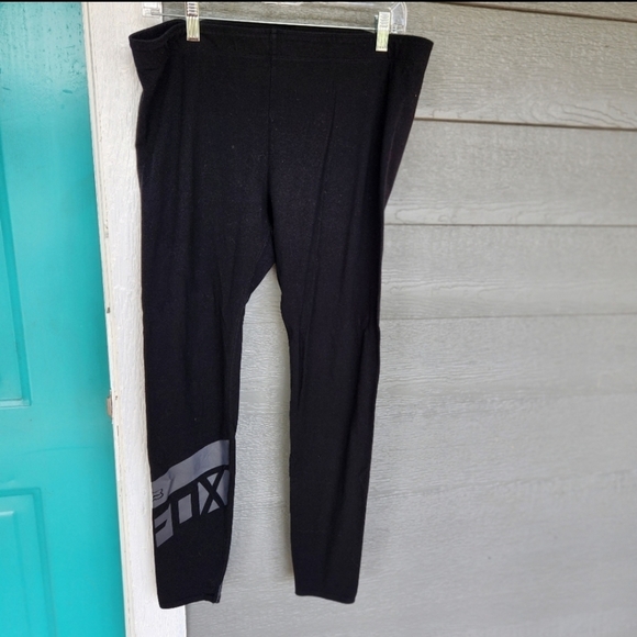 brookswebstore1's tweet photo. So good I had to share! Check out all the items I'm loving on @Poshmarkapp #poshmark #fashion #style #shopmycloset #victoriassecret #fox #skinn: https://t.co/vKsbYLJEJG https://t.co/asBWWGdJY1