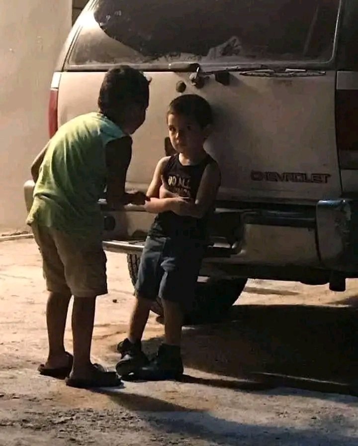 *eu saio um pouco do baile pra pegar um ar"

Algum casal do lado de fora: