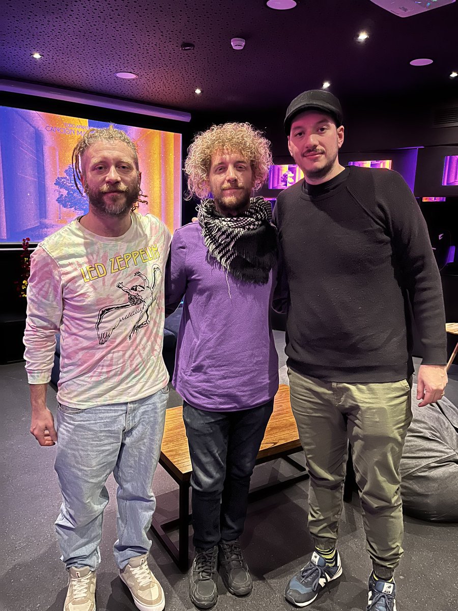 Un jueves distinto. Escucha del nuevo disco de <a href="/todoaparenta/">Todo Aparenta Normal</a> en <a href="/KRUesports/">KRÜ</a>. ¡Bienvenido “Canción Mata Algoritmo”, un nombre que dice mucho. ¡Éxitos!