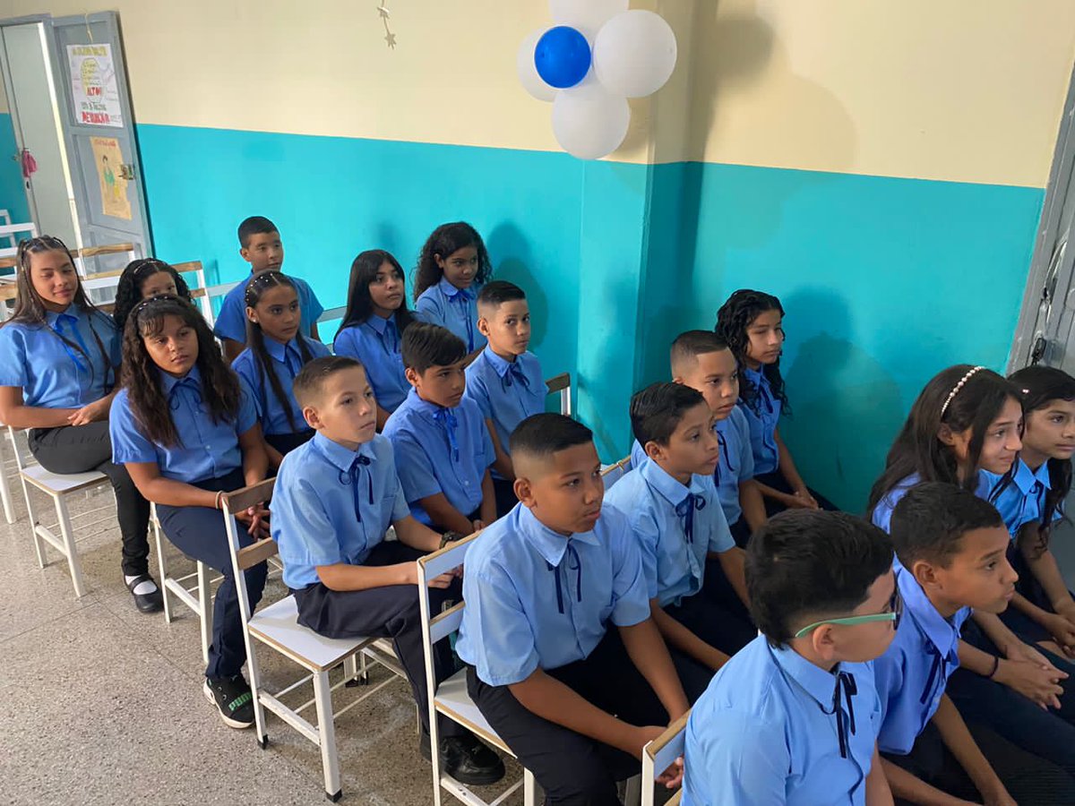 regulolacruz's tweet photo. #AmorConAmorSePaga Quiero felicitar a mis ahijados de 6to grado de Educación Básica de la U.E.E Jacob Pérez Carvallo en #LaNuevaTejerías quienes fueron promovidos al 1er año de Educación Media. Dios guíe sus pasos y cuenten con la Revolución Bolivariana. #UnionRevolucionaria https://t.co/s5ydidIk49