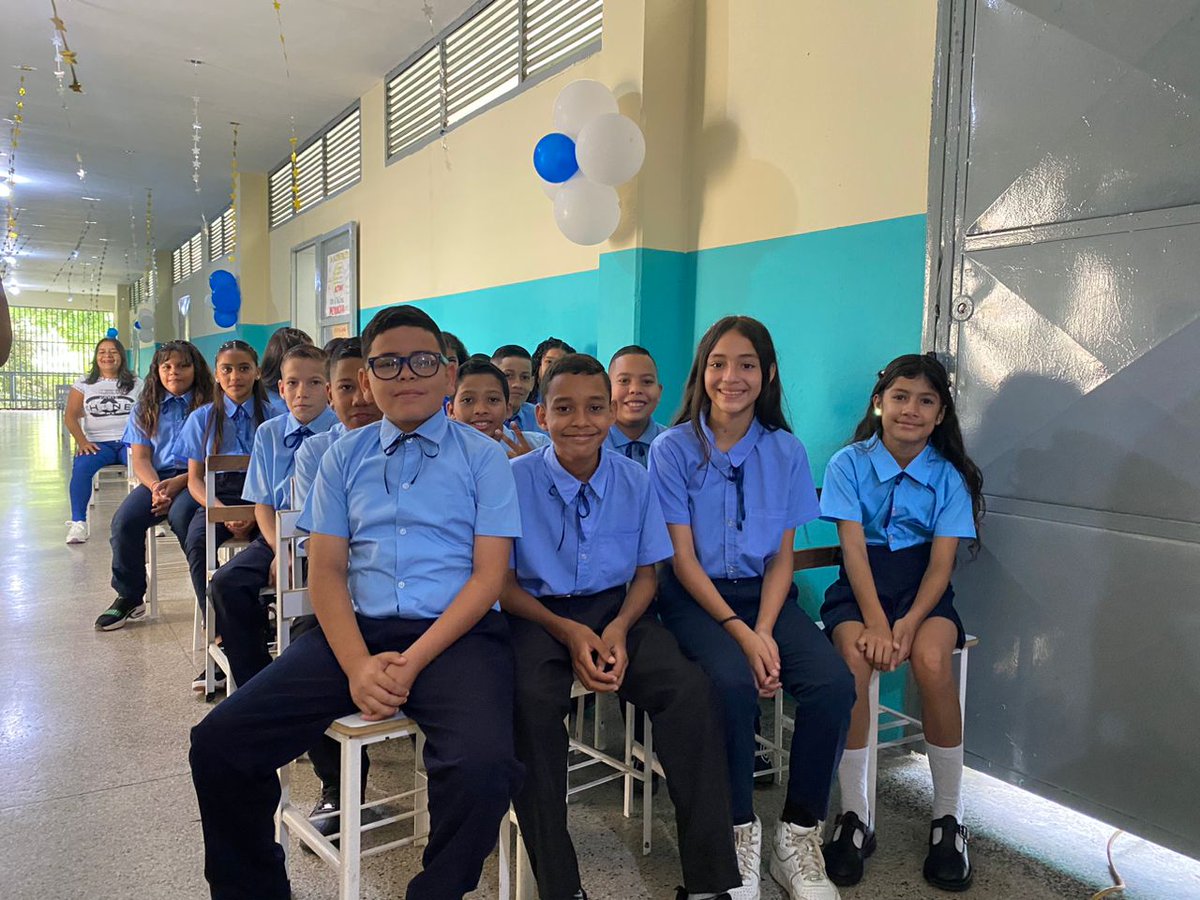 regulolacruz's tweet photo. #AmorConAmorSePaga Quiero felicitar a mis ahijados de 6to grado de Educación Básica de la U.E.E Jacob Pérez Carvallo en #LaNuevaTejerías quienes fueron promovidos al 1er año de Educación Media. Dios guíe sus pasos y cuenten con la Revolución Bolivariana. #UnionRevolucionaria https://t.co/s5ydidIk49