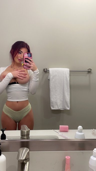 I miss the red hair 😗 https://t.co/j5UbkDTk2j