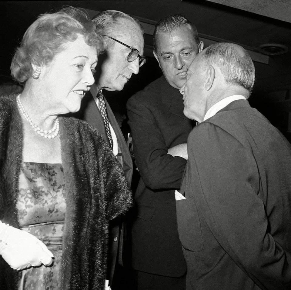 analgesicsleep's tweet photo. Jacques Tati with American silent comedians Buster Keaton, Harold Lloyd and Mildred Davis at the Oscars in 1959
#RetroView #MonsieurHulotsHoliday #JacquesTati #BusterKeaton #HaroldLloyd #MildredDavis #SilentFilm #comedy https://t.co/rrjaDbQPEN