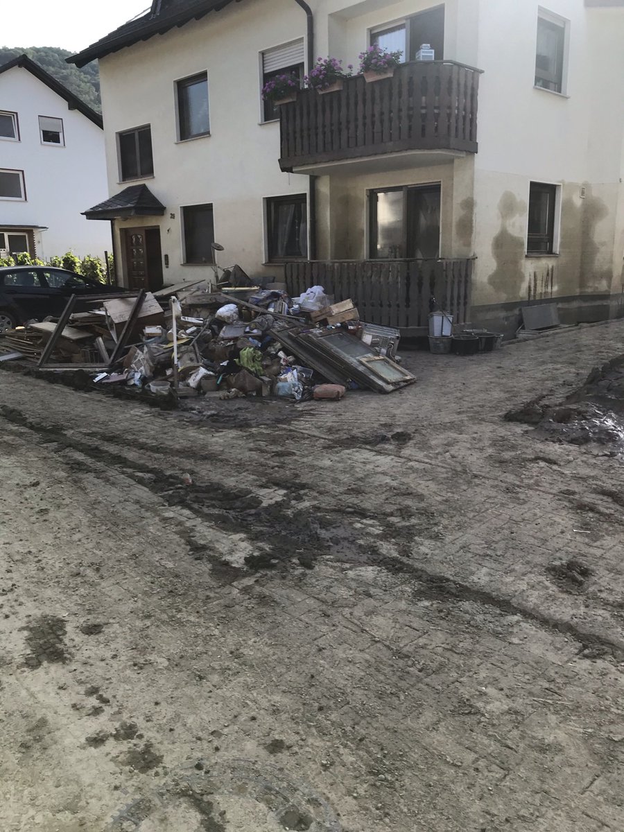 kidbrain2002's tweet image. #nevahrforget ich werd die Bilder und diesen Gestank nie vergessen