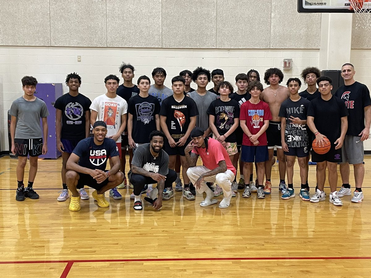 kpalacios24's tweet photo. Appreciate @Marcus3Keene, @JordanClarksons, @2bkings, &amp; @coachspringer for the group photo! Boys got to see a glimpse of how the big dawgs train! https://t.co/zqD3N4uDPr