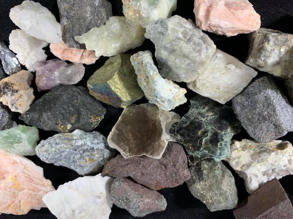 AmandaCMcCallum's tweet photo. Happy #internationalrockday! 

Here’s a compilation of several rock-forming minerals.Many of these common rock-forming minerals can be extensively found throughout Newfoundland and Labrador. How many minerals can you identify?

#ExploreNL #DiscoverNL #InvestNL #IgniteNL #Minerals https://t.co/wBRc0Bn5zf