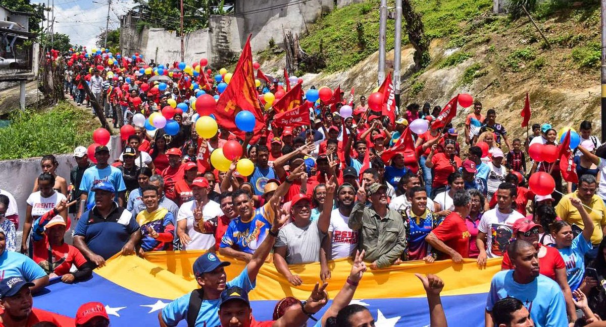 PSUVPazCastiIIo's tweet photo. Las calles de Paz Castillo se desbordaron de amor y alegría en respaldo al Presidente @NicolasMaduro. Luciteños marcharon alzando su voz contra el imperio norteamericano dejando claro que tenemos un solo presidente, que Venezuela se respeta, que somos un país libre y soberano. https://t.co/lWPGpH0aHG