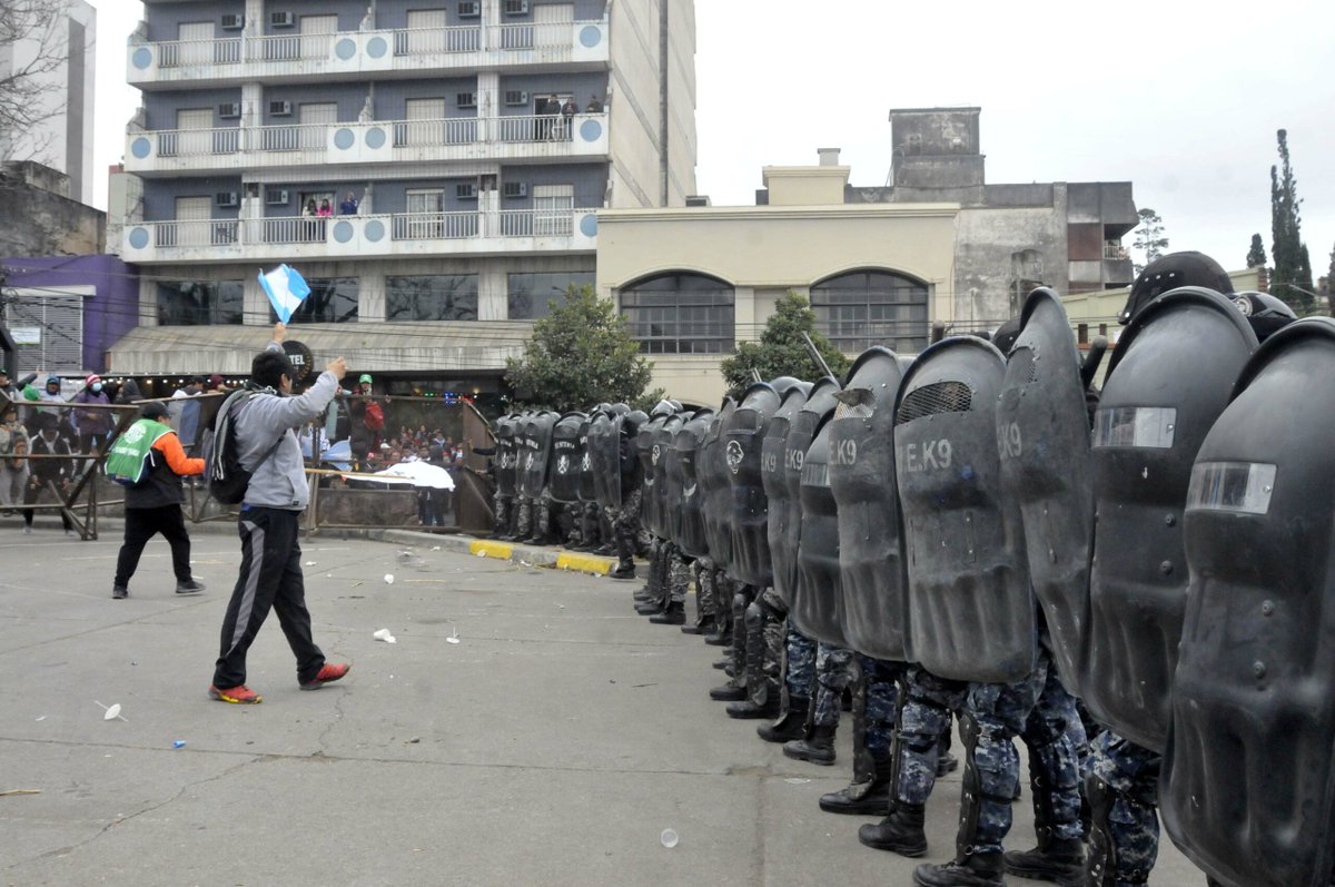❌#Jujuy: nuevos allanamientos y detenciones por protestar contra la reforma constitucional

Entre ayer y hoy las fiscalías de Humahuaca y de San Salvador ordenaron allanar y detener a más de 40 personas por su participación en distintas protestas.

📸Foto: Télam