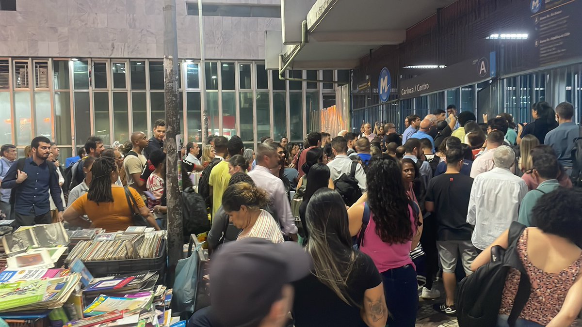 flaviobaiao's tweet photo. @metro_rio E uma zona na Carioca pela incapacidade de vocês lidarem com a situação. Não tem sistema de som, fecham as grades, catracas desativadas.
Vocês conseguem piorar uma situação que já é ruim. https://t.co/eJTh0NFPFt