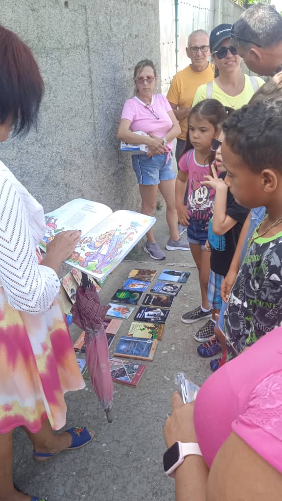 En #CabaiguánEduca la Brigada Raúl Ferrer lleva la alegría y la diversión hasta los hogares de nuestros infantes con las Fiestas de Barrio en este #VeranoConAmor.#SanctiSpíritusEnMarcha.<a href="/CubaMined/">MINED</a>.