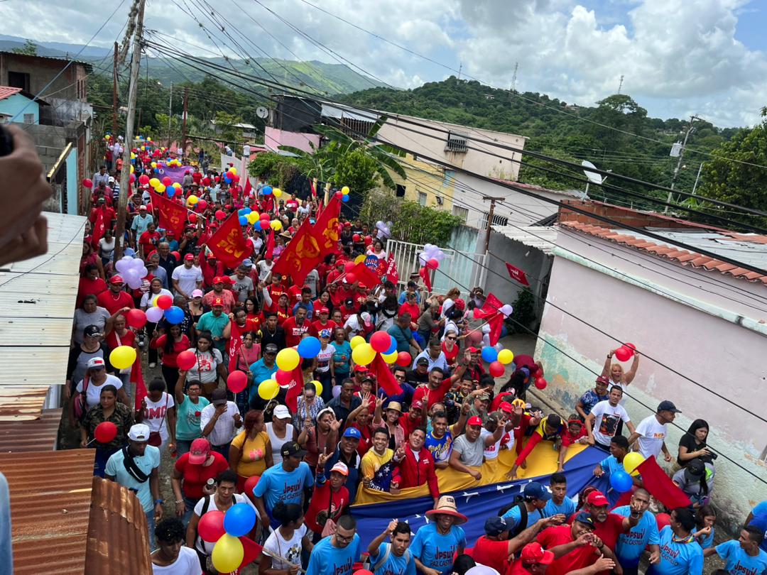 PartidoPSUV's tweet photo. Las calles de Paz Castillo se desbordan de amor y alegría en respaldo al presidente Nicolás Maduro
https://t.co/WsGKPVfYh0

#UniónRevolucionaria 
#PsuvEnLaCalle https://t.co/xDiaJyDKqZ