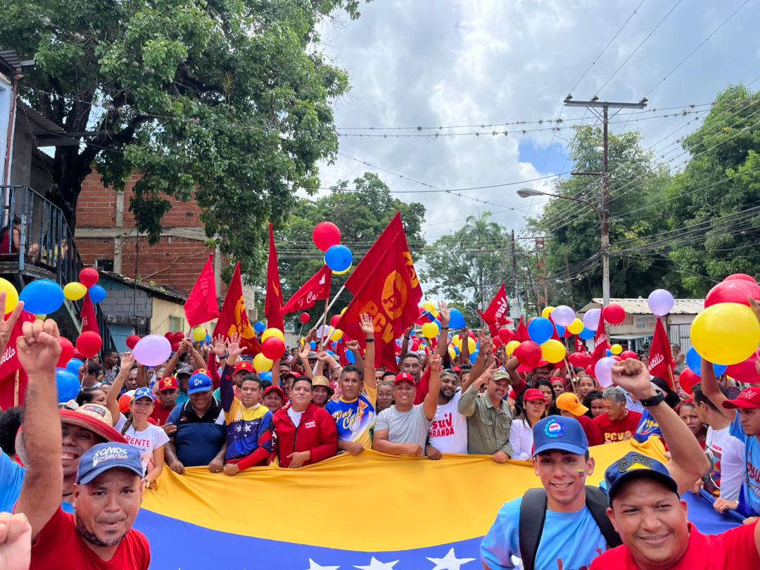PartidoPSUV's tweet photo. Las calles de Paz Castillo se desbordan de amor y alegría en respaldo al presidente Nicolás Maduro
https://t.co/WsGKPVfYh0

#UniónRevolucionaria 
#PsuvEnLaCalle https://t.co/xDiaJyDKqZ