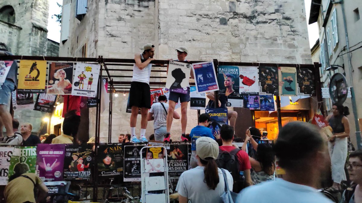 EspaceStMartial's tweet photo. Retour sur la soirée qui a lancée le festival : le traditionnel affichage !

#festivaloffavignon #off23 @festOffAvignon #theatre #theatrecontemporain #avignon https://t.co/CVJ3uWBzQb