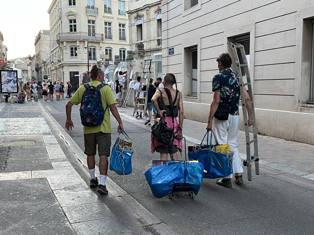EspaceStMartial's tweet photo. Retour sur la soirée qui a lancée le festival : le traditionnel affichage !

#festivaloffavignon #off23 @festOffAvignon #theatre #theatrecontemporain #avignon https://t.co/CVJ3uWBzQb