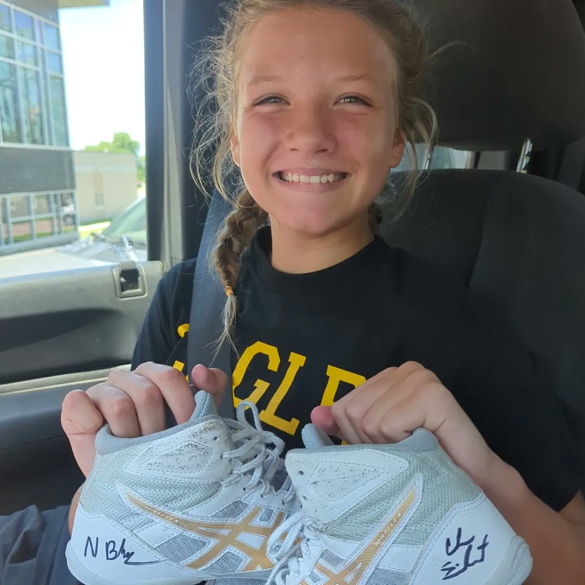 kelderman_k's tweet photo. LOVED her first wrestling experience! Thank you @CLGLRgirlsWR @CLGLRwrestling! She was super excited to have her shoes signed by @csiebrecht19 and @nelson_brands https://t.co/zghN7PSE57
