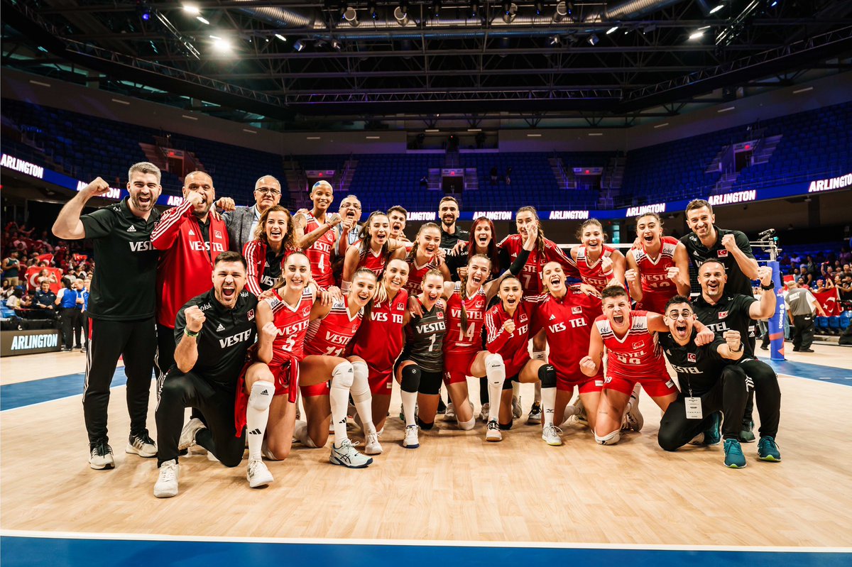 edaerdem14's tweet photo. Yarı finaldeyiz! 🇹🇷 Çok iyi hazırlandık; tüm takıma bugün sahada koydukları karakter ve güzel oyun için tebrikler! 👏🏼 Umarım finale de adımızı yazdıracağız. ♥️ 
Bizleri destekleyen herkese Arlington Texas’dan kocamaan sevgiler. 🫡 #VNL2023 #FileninSultanları #TÜRKİYE #BigFamily https://t.co/1L4RArDCG9