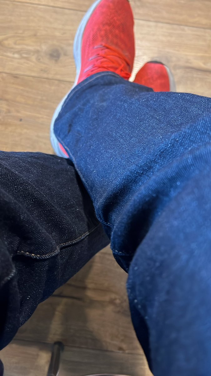 Eftir viku af samfelldri stuttbuxnanotkun er líkaminn í sjokki yfir þessu óþægilega efni sem hylur kálfana. 25 gráður plús aftur takk.