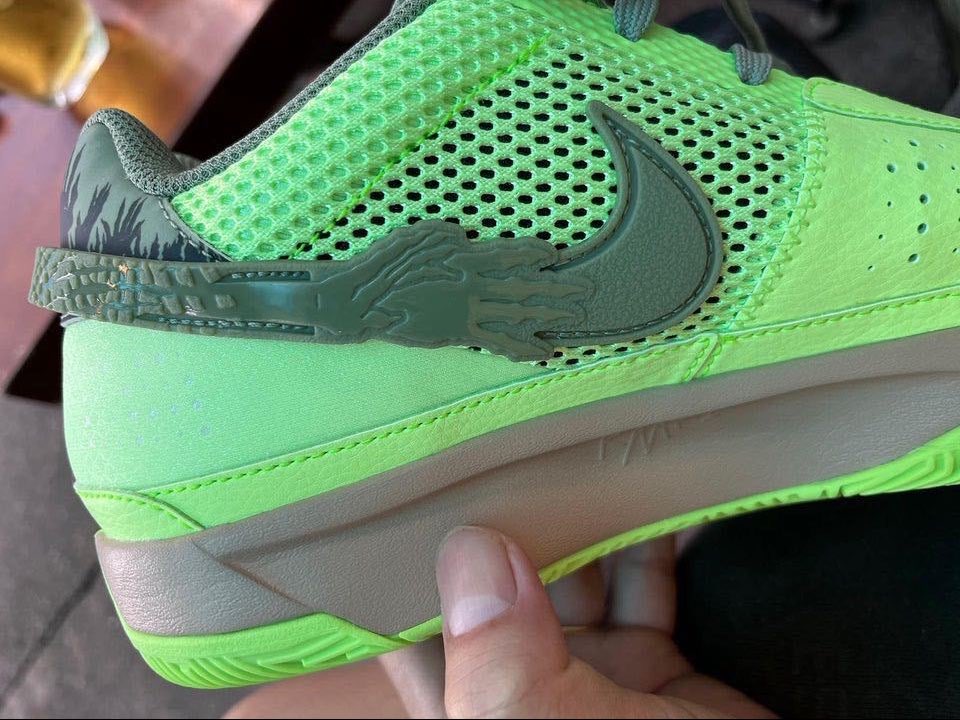 nicekicks's tweet photo. FIRST LOOK 👀

“Halloween” Nike Ja 1 🧟‍♂️ https://t.co/wk9wEwyQpf