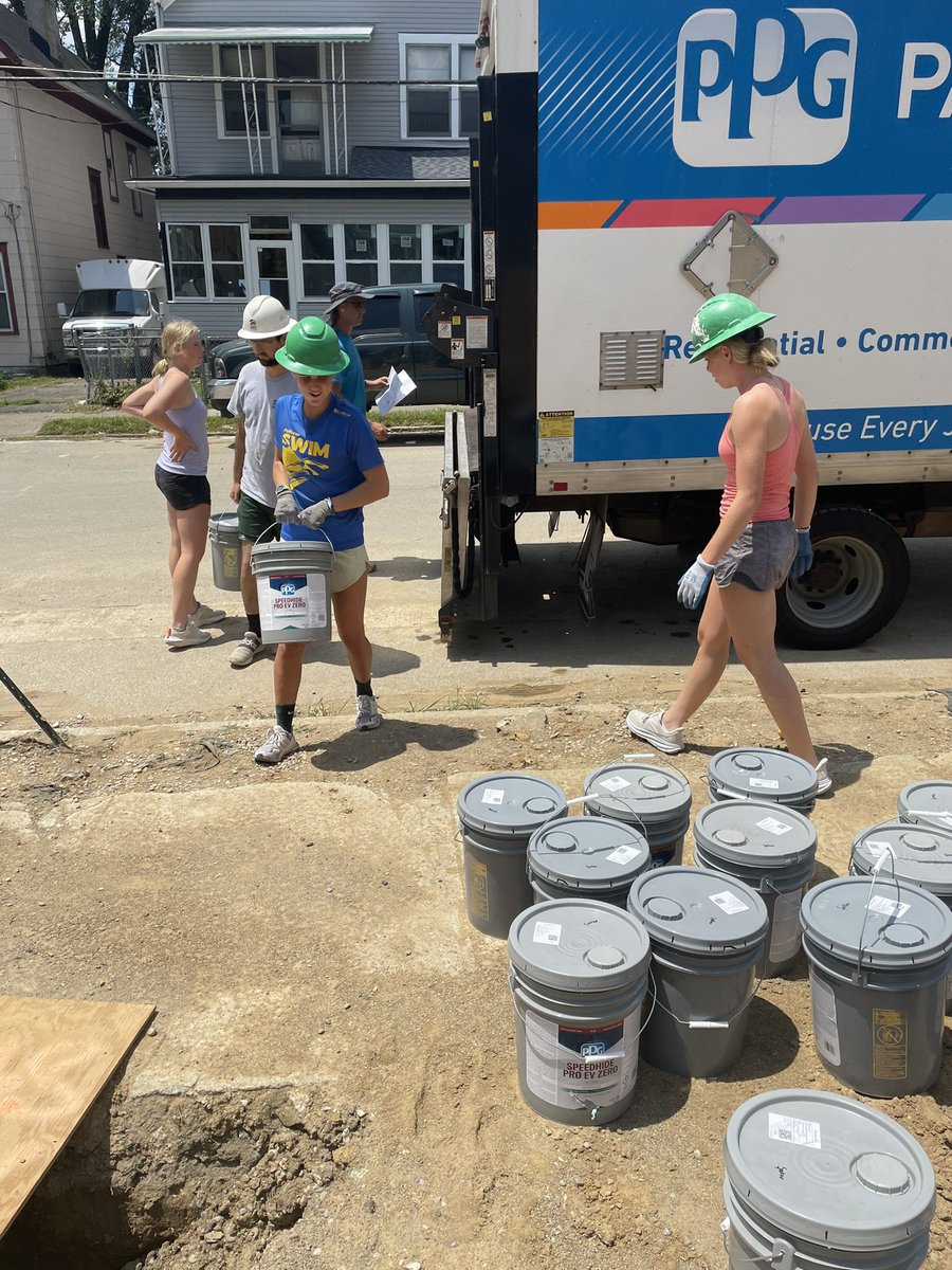 gunnlccd's tweet photo. Spent a day in the heat with this group of @CountryDay students working with @HabitatCincy. Such fulfilling work and a great time! #wearecountryday #virtueinaction https://t.co/rNA9KTCYUU