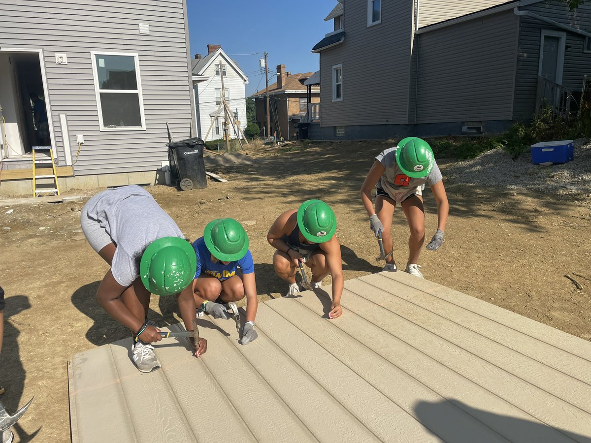 gunnlccd's tweet photo. Spent a day in the heat with this group of @CountryDay students working with @HabitatCincy. Such fulfilling work and a great time! #wearecountryday #virtueinaction https://t.co/rNA9KTCYUU