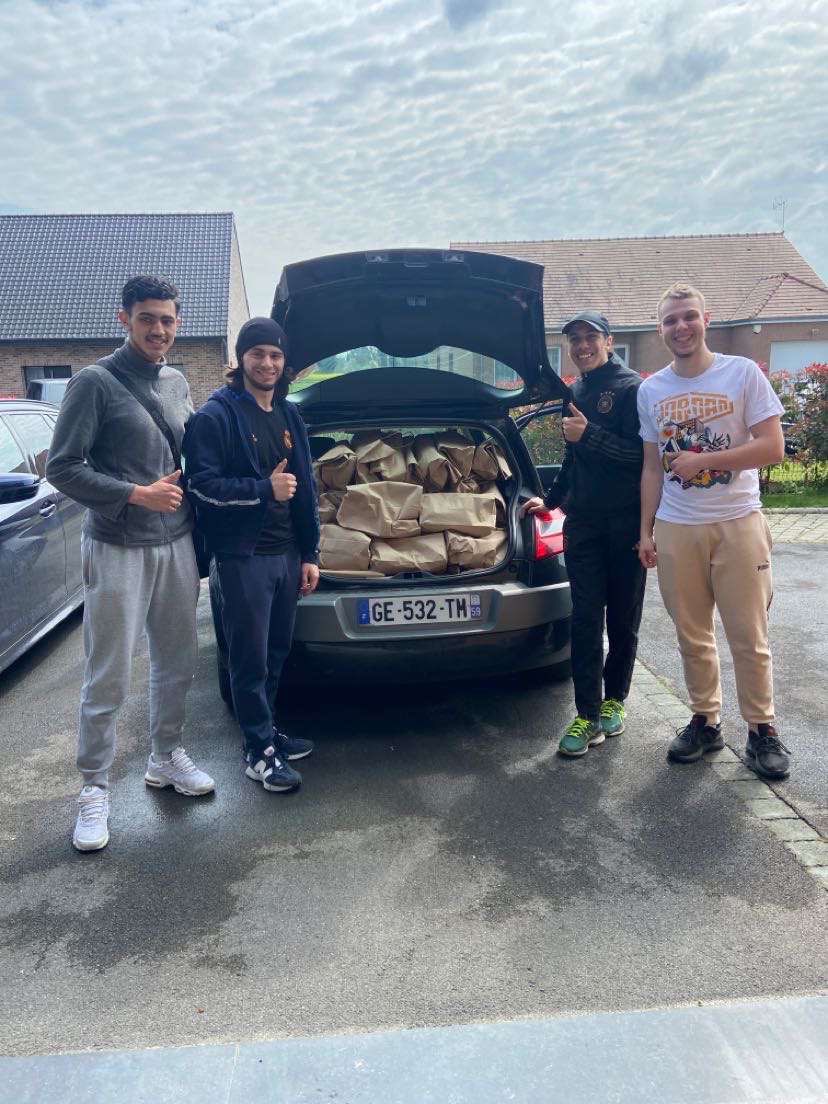 MDLM_Asso's tweet photo. Notre premier projet : Une maraude à Lille où nous avons distribués 80 repas à des personnes dans le besoin. ( Camps d'émigrés et SDF dans Lille. ) https://t.co/oSWseJEwfl