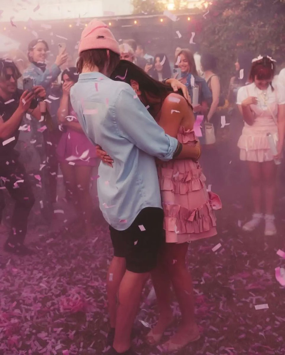 5SOSpanama_'s tweet photo. Just a beautiful moment. 🥹💕
@Michael5SOS y @crystalleigh han publicado estas fotos vía Instagram anunciando que tendrán una niña! https://t.co/1Kgv059Dp6