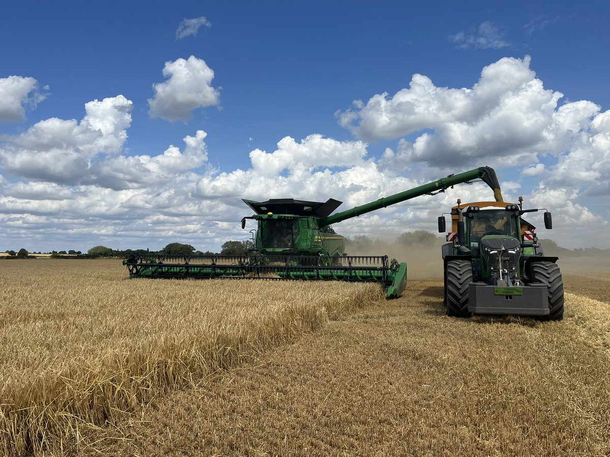 Tomburnett91's tweet photo. Harvest23 kicked off today with our new @JohnDeere X9 1100. What a piece of kit!! Great set up from @mike_bakerJD and @THinchley from @FarolLtd. Stay safe people! https://t.co/XSENCI6Nvz