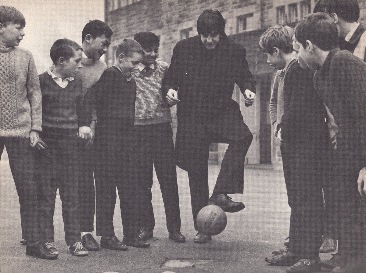 ScotsFootyCards's tweet photo. #JimHenry #DundeeUtd and #DavieDodds (first left) #TheScottishFootballBook No 16 1970 https://t.co/t7plPwbO5o