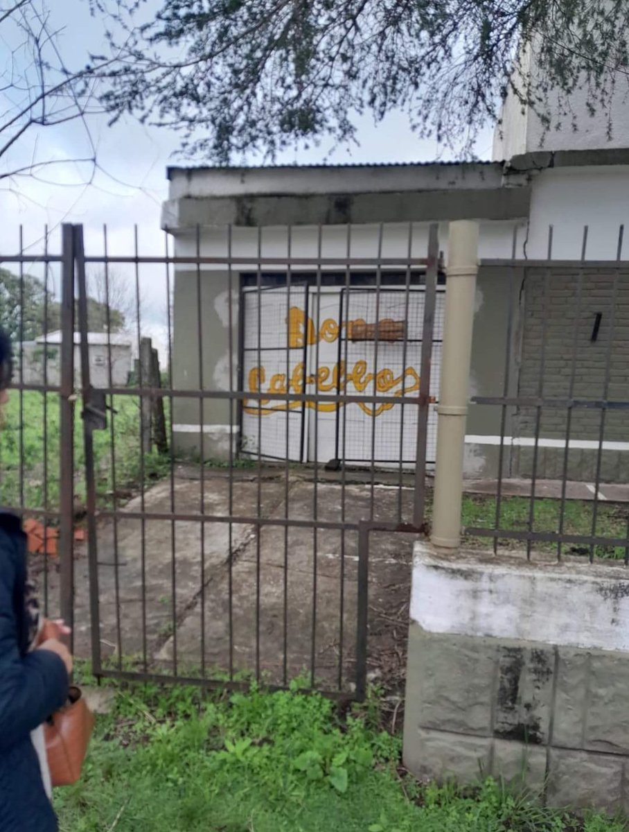 No suelo usar twitter pero esto me indigna un montón. Mi mamá y un grupo de voluntarias hacen pelucas para pacientes oncológicos de toda la provincia, recibiendo donaciones de pelo. Anoche entraron al local y les robaron el equipo. No entienden el daño que causan...