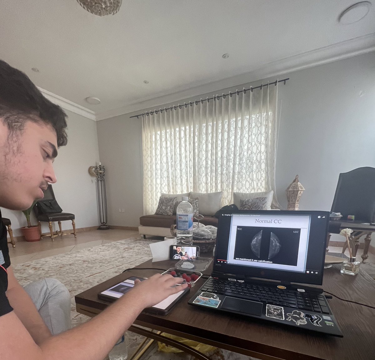 ywyg01's tweet photo. #PreMed_StudySpace kardesh house is the best tbh 🥰
1. Kardesh’s house
2. My house in Jubail
3. Kardesh’s house pt.2
4. My house in Riyadh
#studying #medicine https://t.co/AlFMteMlsr
