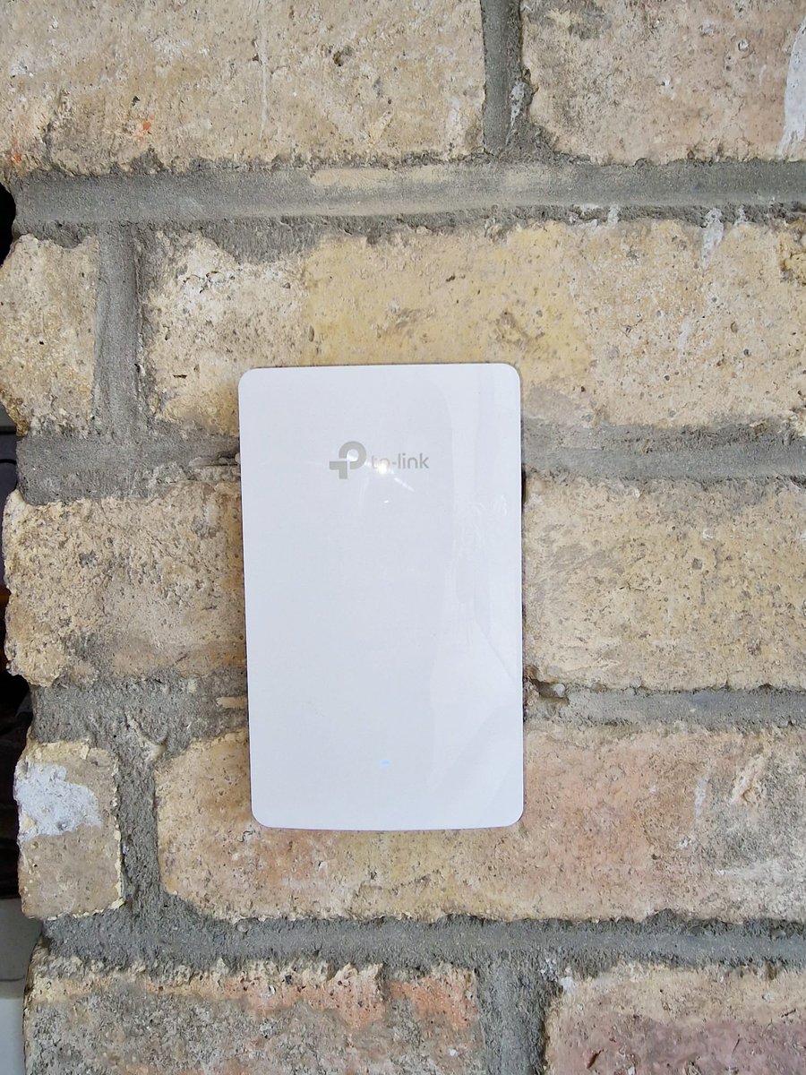 kablekings's tweet photo. Some in wall #Tplink #omada #WiFi6 access points we installed today giving #WiFi speeds of 865mbs β‘οΈ @TPLINKUK #KableKings #NetworKings #Noproblemsjustsolutions ππ https://t.co/XGgJIvlXmC