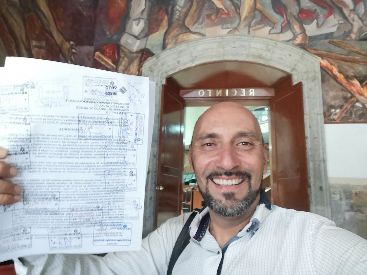 JohnnyCobian's tweet photo. Las organizaciones de la sociedad civil lgbtttiq+, seguimos en la defensa de las acciones afirmativas, presentamos al @LegislativoJal pliego petitorio, para que a la población diversa nos coloquen en las primeras 5 posiciones de la lista plurinominal 🏳️‍🌈 #5xLaIgualdad  🌈 https://t.co/XWSR9aGHJ2
