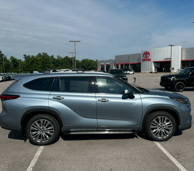 ToyotaNWA's tweet photo. 🎶 Sun is shinin' in the sky. There ain't a cloud in sight. Hey there, Mr. Blue! 🎶 It's a great day to check out our used Toyota Highlander inventory. https://t.co/InMflSywwn https://t.co/1KVfSQ92jD