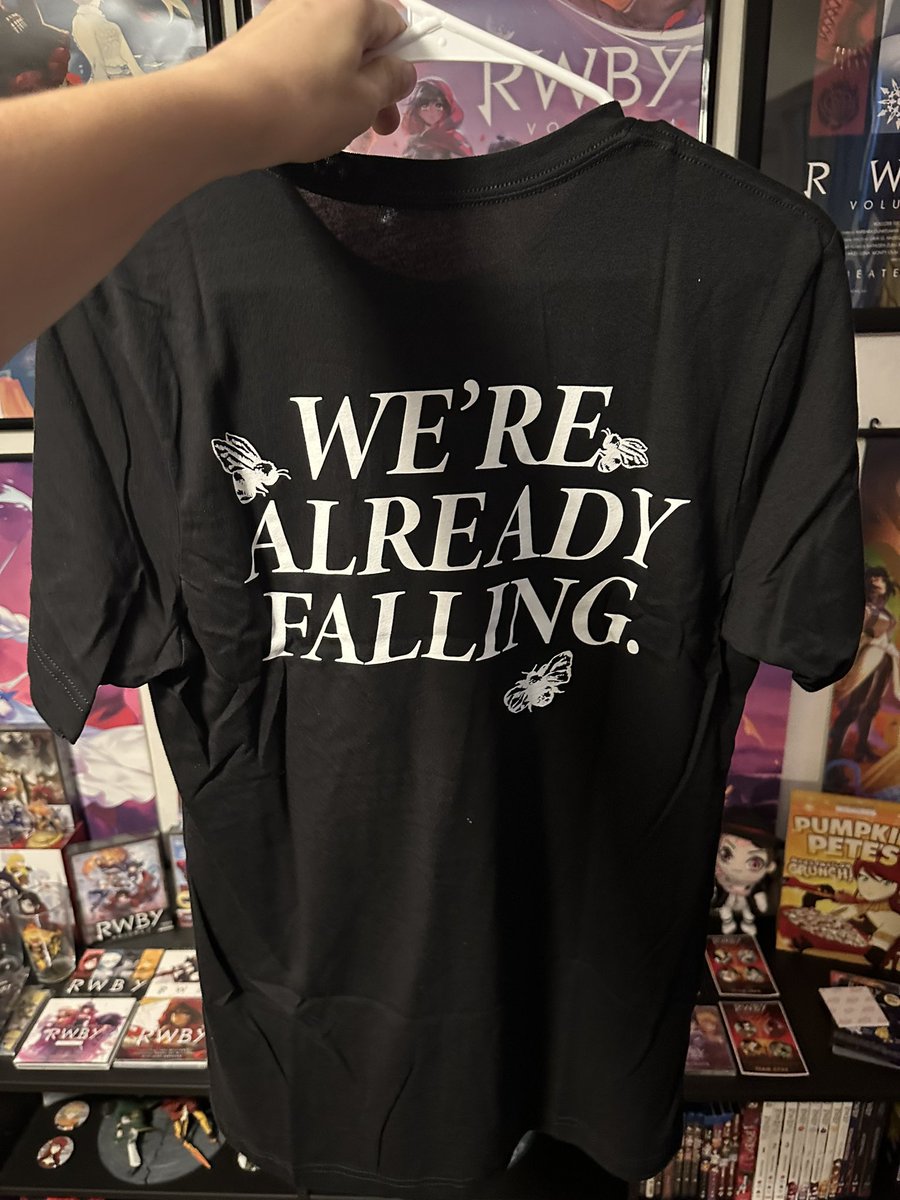 AmyJamiC's tweet photo. OMG! LOOK AT THIS #RWBY RTX BUMBLEBY SHIRT! #GREENLIGHTVOLUME10 https://t.co/2EOvbNsnQg