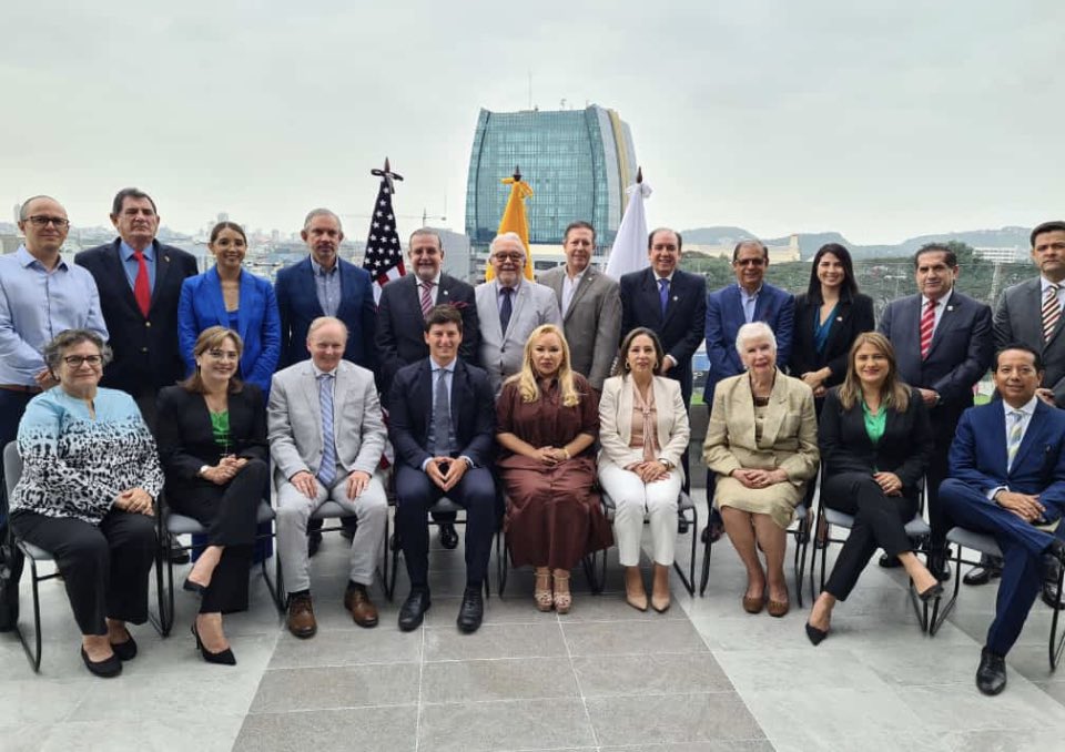 AMCHAM Guayaquil (@amchamgye) on Twitter photo Posesión de los miembros del directorio 2023 -2025 de #amchamgye
👏🏻<a href="/ChairAmchamGYE/">Nery Merejildo - Chair AmCham</a> fue reelegida como Presidenta
👏🏻Juan Sebastián Aguirre, vicepresidente
👏🏻<a href="/edithvillavic/">Edith Villavicencio</a> como tesorera
Juntos seguimos creando oportunidades y fortaleciendo nuestras relaciones comerciales 🇺🇸🇪🇨 Posesión de los miembros del directorio 2023 -2025 de #amchamgye
👏🏻<a href="/ChairAmchamGYE/">Nery Merejildo - Chair AmCham</a> fue reelegida como Presidenta
👏🏻Juan Sebastián Aguirre, vicepresidente
👏🏻<a href="/edithvillavic/">Edith Villavicencio</a> como tesorera
Juntos seguimos creando oportunidades y fortaleciendo nuestras relaciones comerciales 🇺🇸🇪🇨