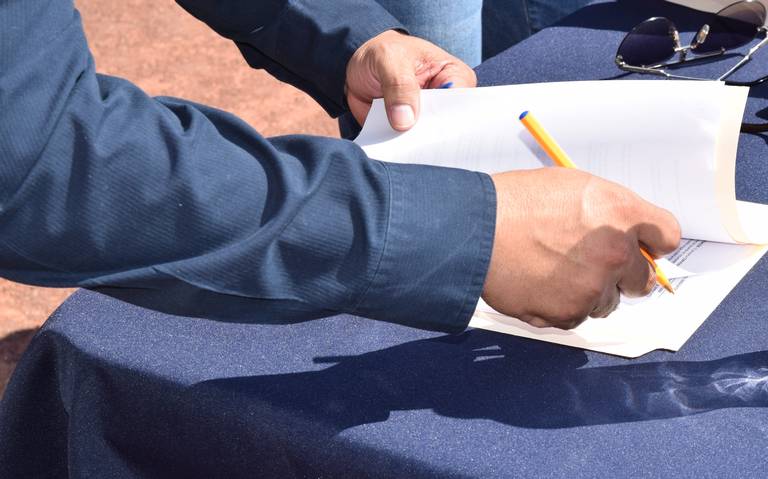 Centrofcrl's tweet photo. Este sábado 15 de julio entra en operación el #RENPE, una herramienta digital que facilita a las empresas registrar los instrumentos notariales de sus representantes legales ante el #CFCRL en audiencias de conciliación individual.
Lee más➡️@elsolde_mexico https://t.co/5uMKjyEfuz https://t.co/LJogozMDLc