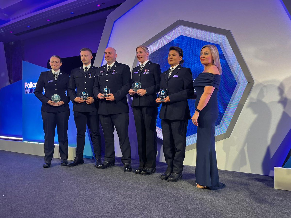 PFEW_HQ's tweet photo. Congratulations to the incredible team of five officers from @LancsPolice  who are our #PoliceBravery regional winners for the North East👏

The team entered a river over dangerous terrain to do everything they could to save a woman who had sadly tried to take her own life. https://t.co/6bhc5pErHv