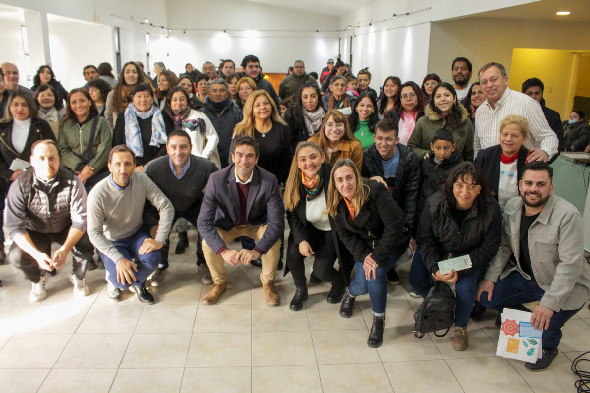 AndraosEmir's tweet photo. Ayuda económica para emprendedores y comerciantes. A través del área de Desarrollo Económico, se hicieron 80 aportes económicos que dan un empujón importante a proyectos comerciales para que mejoren sus condiciones de venta.
@MartinAveiro
#ElProyectoSigue #GestionQueTransforma https://t.co/E54rhX0NoH