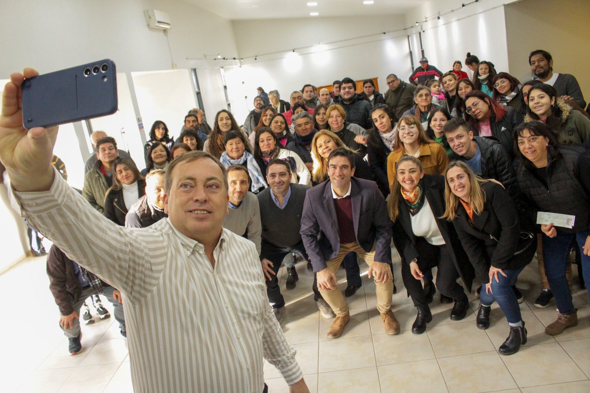 AndraosEmir's tweet photo. Ayuda económica para emprendedores y comerciantes. A través del área de Desarrollo Económico, se hicieron 80 aportes económicos que dan un empujón importante a proyectos comerciales para que mejoren sus condiciones de venta.
@MartinAveiro
#ElProyectoSigue #GestionQueTransforma https://t.co/E54rhX0NoH