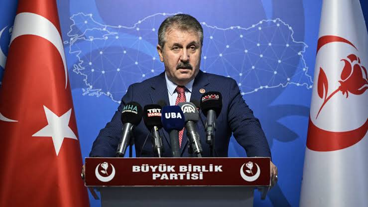 Haber's tweet photo. Mustafa Destici: 

• "Kız çocukları için ayrı okul açılmasına laiklik adı altında karşı çıkanların asıl niyetleri din düşmanlığıdır. Onların zırvalarına aldırmadan çalışmalar süratle başlamalı." 

• "Sadece okulla kalmamalı, her ile en az bir kadın hastanesi de planlamalıyız." https://t.co/4W9xt5JGIn
