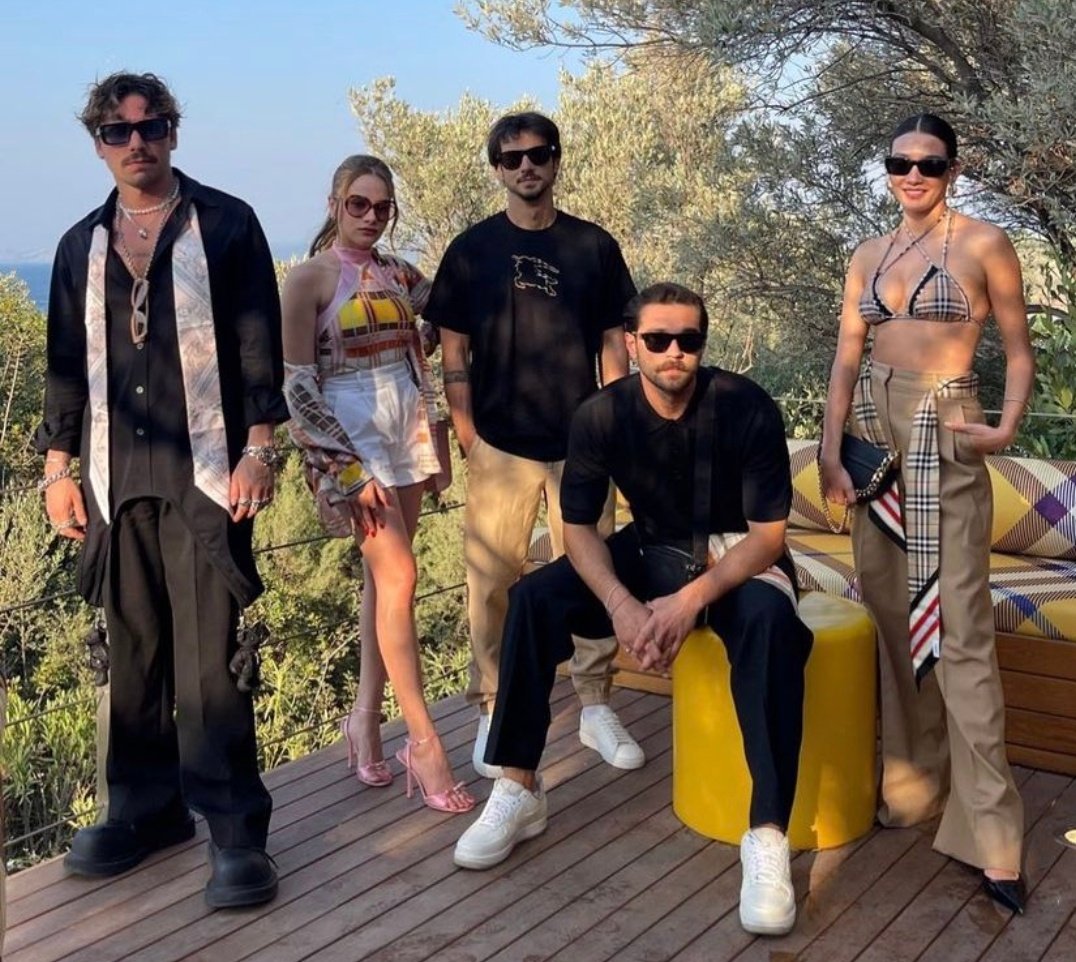 eysankocovali's tweet photo. Ben, yeni sevgilimin eski sevgilisi ve yeni sevgilimin eskiden en yakın arkadaşı olup sonradan onun eski erkek arkadaşıyla sevgili olan kız, biz kocaman bir aileyiz #mertyazıcıoğlu #dilançiçekdeniz #FurkanAndıç #aybükepusat #miraydaner #TaroEmir https://t.co/tZLeVLWTDY
