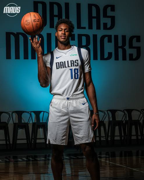Mavs_Brasil's tweet photo. Algumas aspas do Dudley sobre OMax:

"Eu não chamei nenhuma jogada para ele, e mesmo assim, ele encontrou seu caminho para as estatísticas."

"Ele é fácil de treinar, não tenho nenhum problema."

"Em dois, três anos, ele estará arremessando 38-42% do Corner"

🗞️@GrantAfseth https://t.co/Ihb8k5QZJn