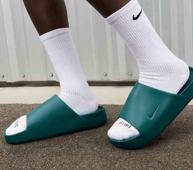 SOLELINKS's tweet photo. Ad: Nike Calm Slides dropping tomorrow (7/14) at 7am PT/10am ET

Foot Locker:https://t.co/9N3RXpO2cN
Finish Line:https://t.co/LBNobHNzK9
JD Sports:https://t.co/Vl9VZY0ZMB
DSG:https://t.co/6Yu80wx8Yz
Shiekh:https://t.co/L6kXDCBXIM https://t.co/stVzatziSk