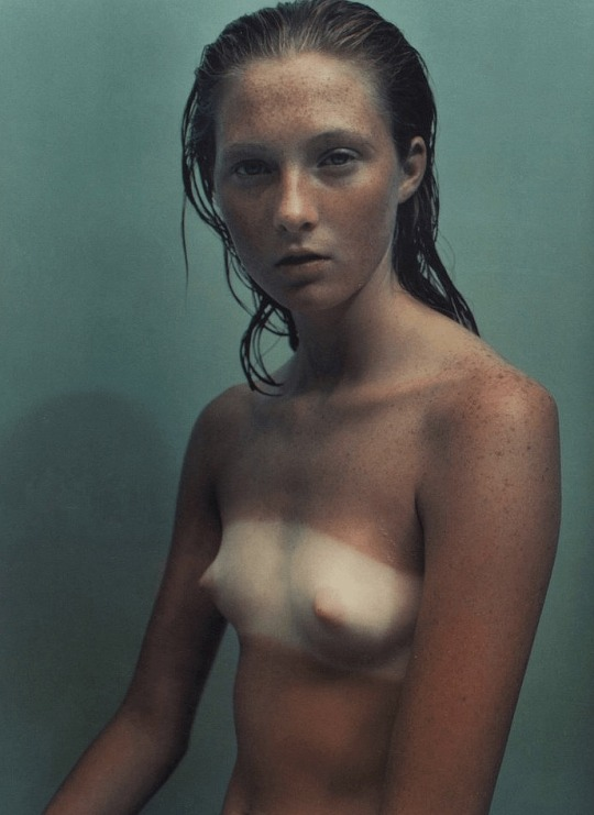 slawo19's tweet photo. Gn fam โ๏ธ๐. Yes, we always go to sleep with the stigma that burns the day on us. May it never be less beautiful than in the photo of the master #MarioSorrenti.
#MaggieRizer #photographed in 1998 โจ๐ https://t.co/KzglQk8UVx